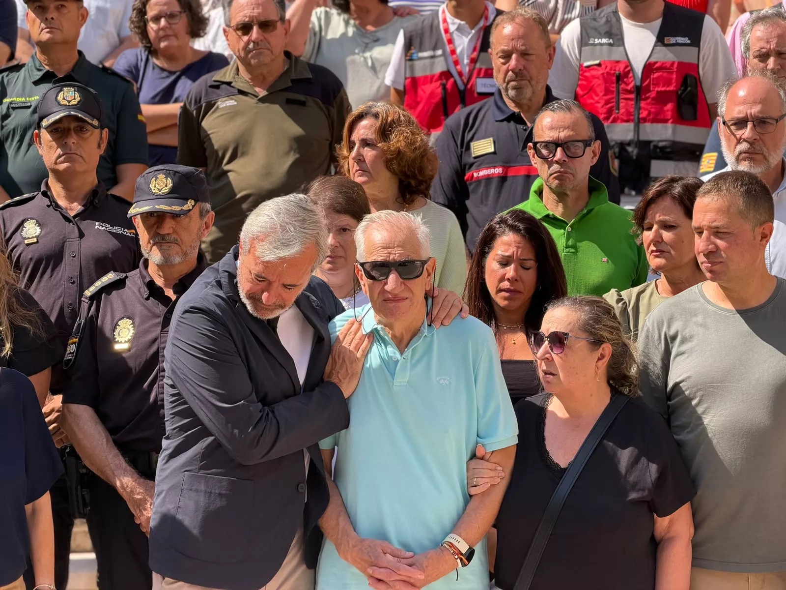 Azcón con los padres y el hermano del militar fallecido en el incendio de Las Peñas de Riglos