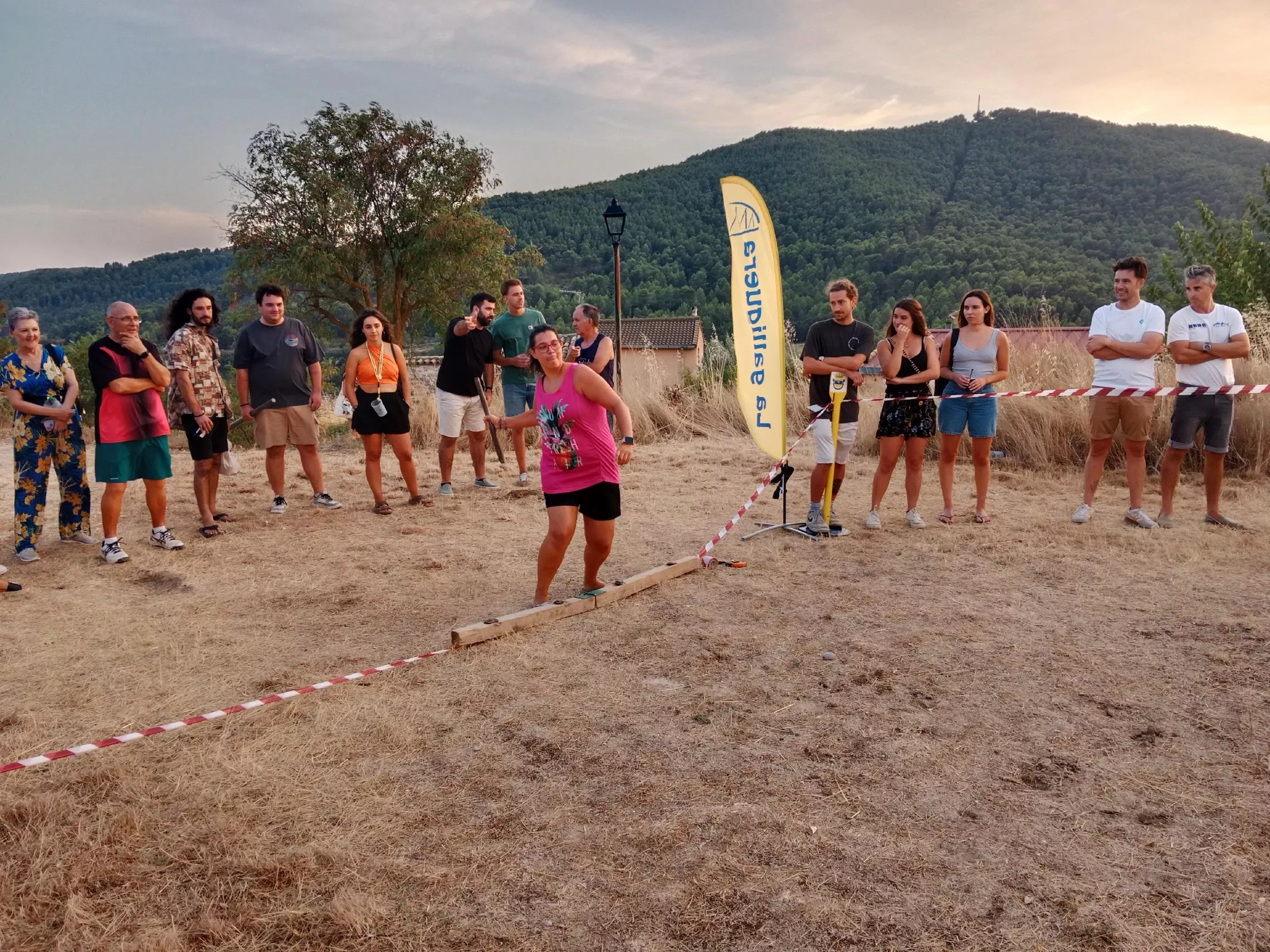 Juegos tradicionales en Santa Eulalia de Gálllego, tiro de barra aragonea, senior femenina
