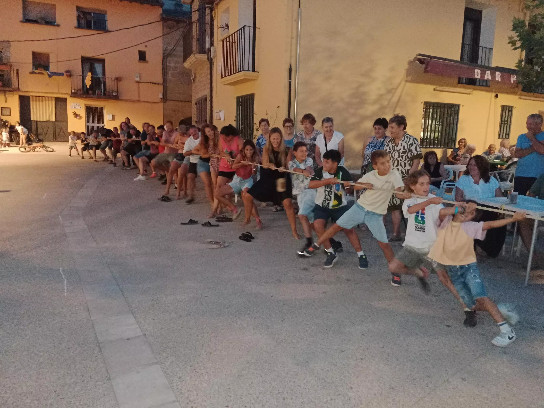 Juegos tradicionales en Santa Eulalia de Gálllego, tiro de soga