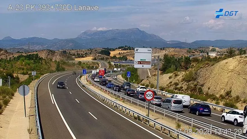 Retenciones en la A-23 y la N-330 complican el acceso al Pirineo.
