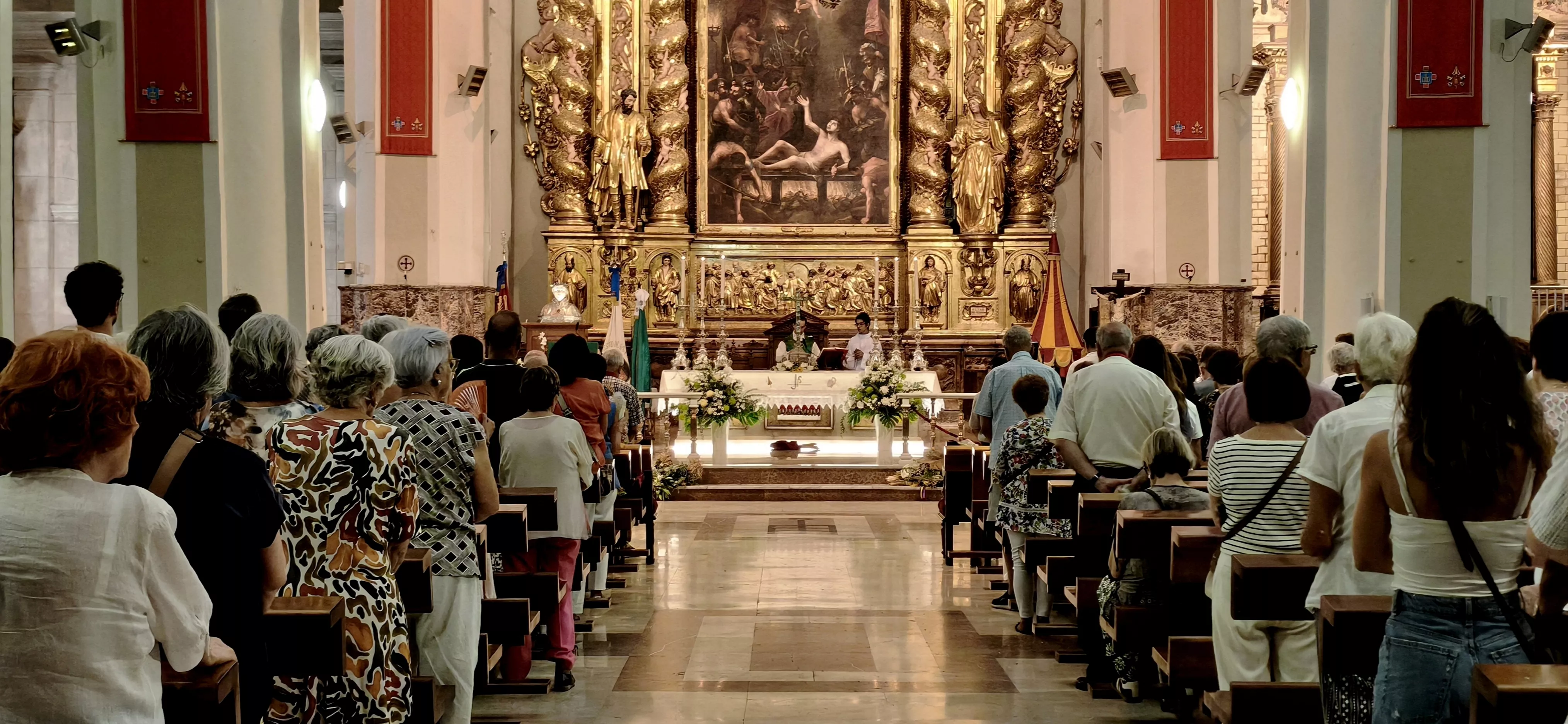 Numerosos fieles acudieron a la Eucaristía y Canto de las Completas en la Octava de San Lorenzo. Foto María José Sampietro