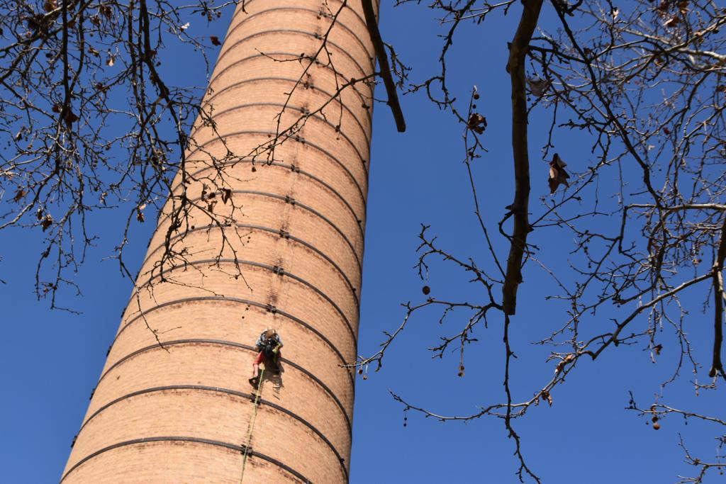 Ascensión por la chimenea de la Azucarera para instalar la caja nido.
