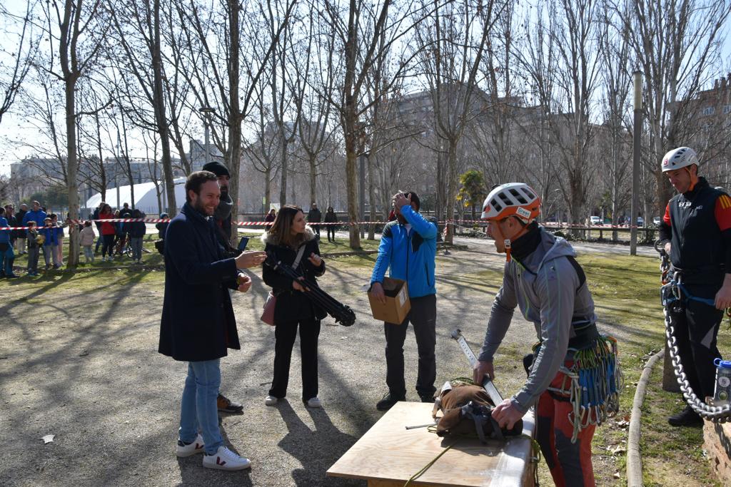 Jornada en Monzón para instalar una caja nido en la chimenea de la Azucarera
