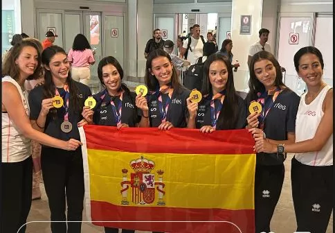 El equipo español con sus medallas en el aeropuerto madrileño. El equipo español con sus medallas en el aeropuerto madrileño.