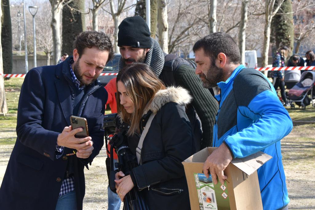 Jornada en Monzón para instalar una caja nido en la chimenea de la Azucarera