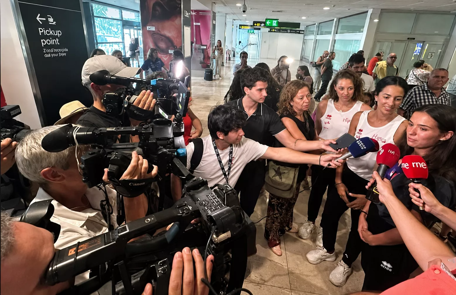 Inés Bergua, atendiendo a los medios en el multitudinario recibimiento en Madrid.