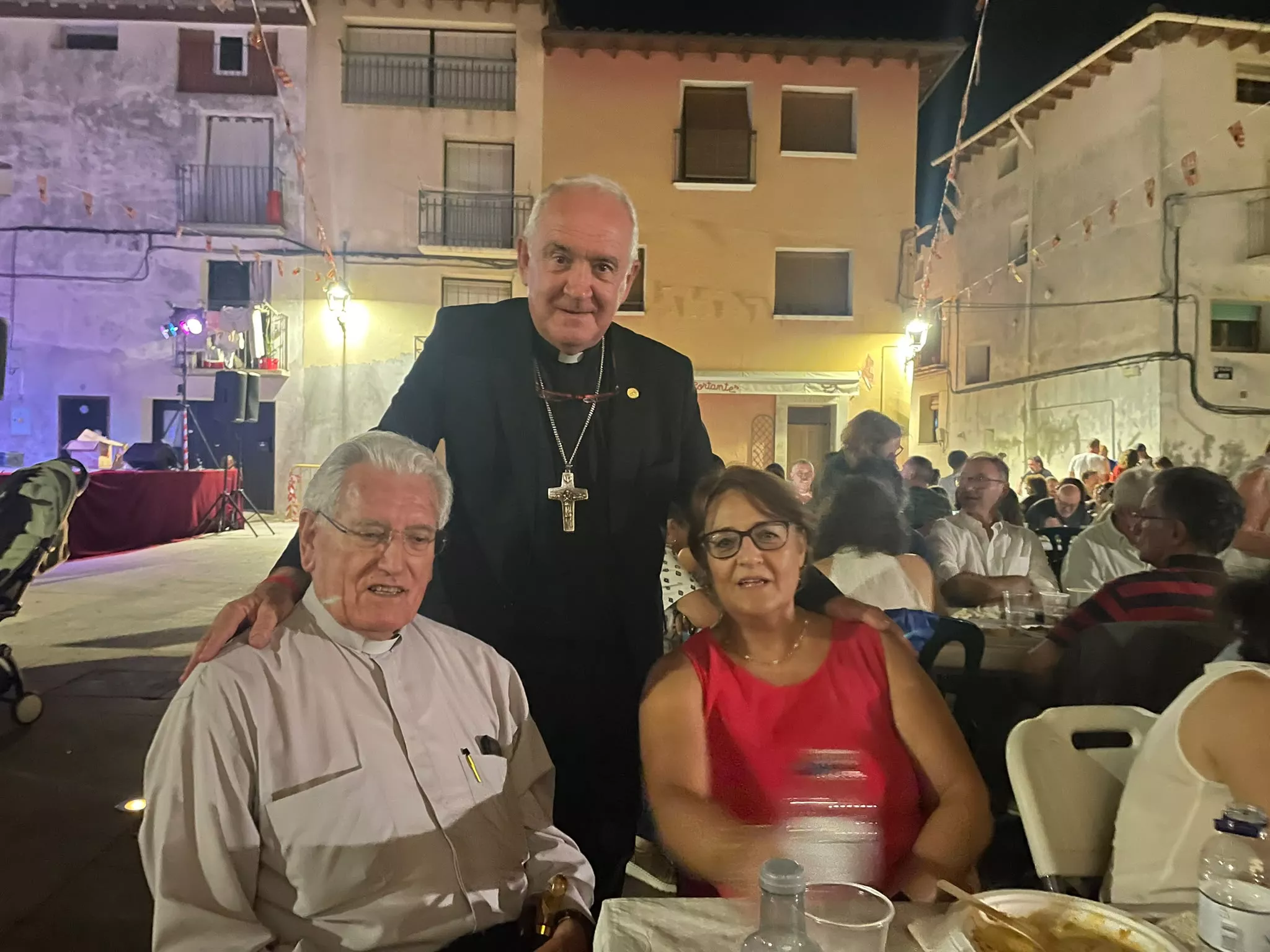 Monseñor Ángel Pérez Pueyo con mosén José Mairal en el homenaje en La Puebla de Castro