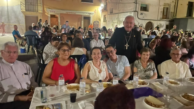 Monseñor Pérez Pueyo y José Mairal en La Puebla de Castro entre los vecinos