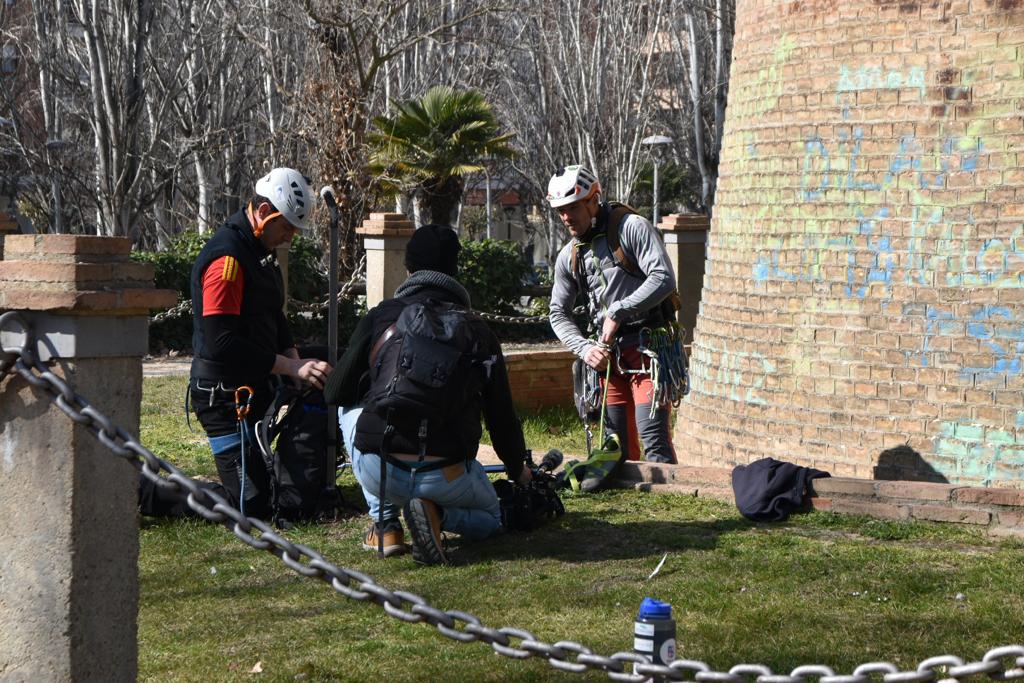 Jornada en Monzón para instalar una caja nido en la chimenea de la Azucarera