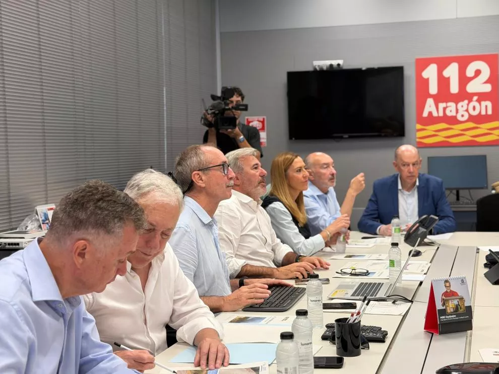 El presidente de Aragón, Jorge Azcón, y la secretaria general de Protección Civil y Emergencias, Virginia Barcones, en la reunión del Cecopi