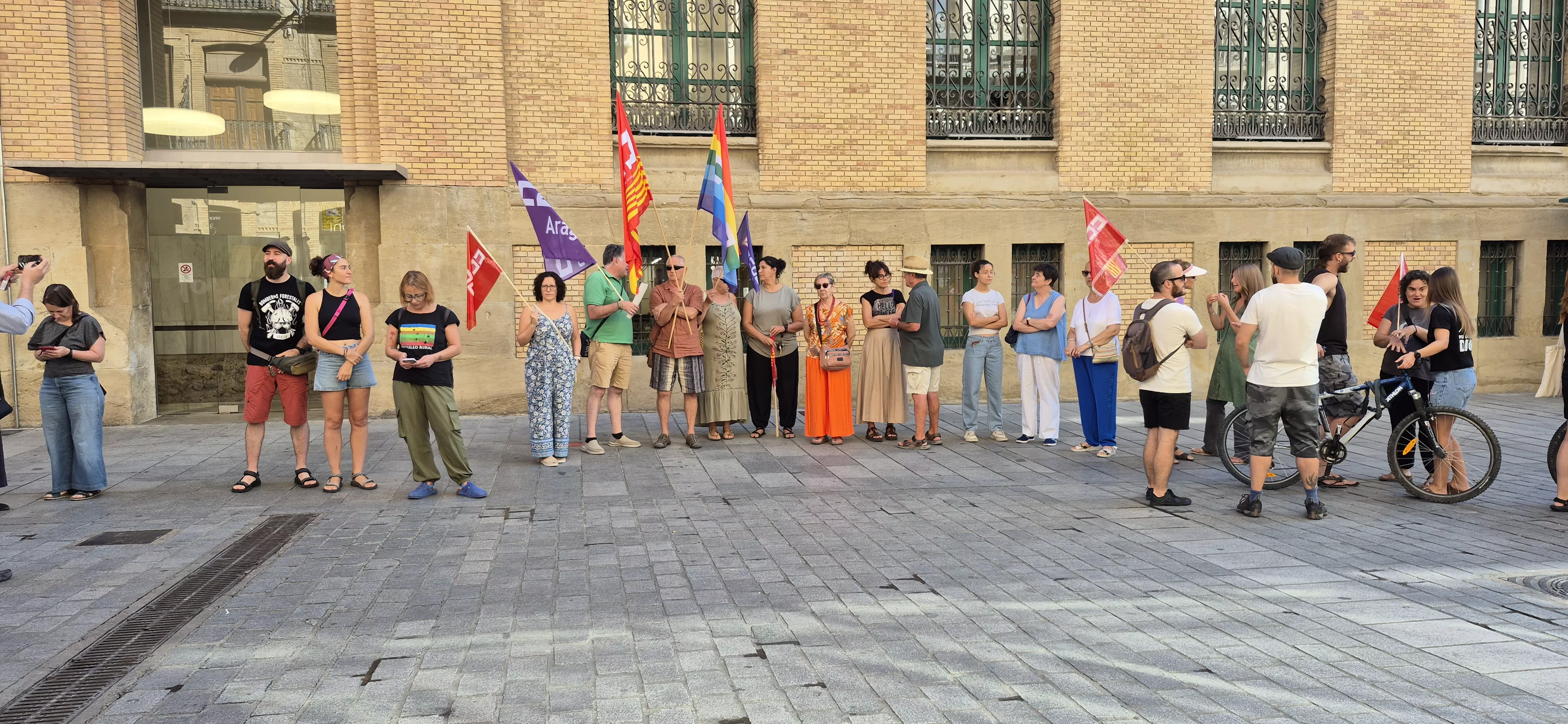 Concentración de apoyo a los bomberos forestales en Huesca. Foto Myriam Martínez
