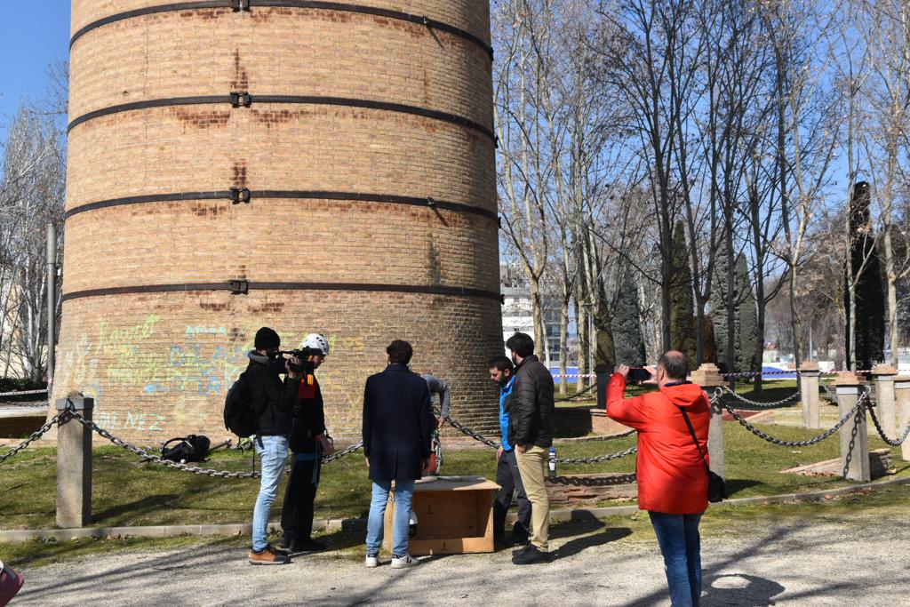 Jornada en Monzón para instalar una caja nido en la chimenea de la Azucarera