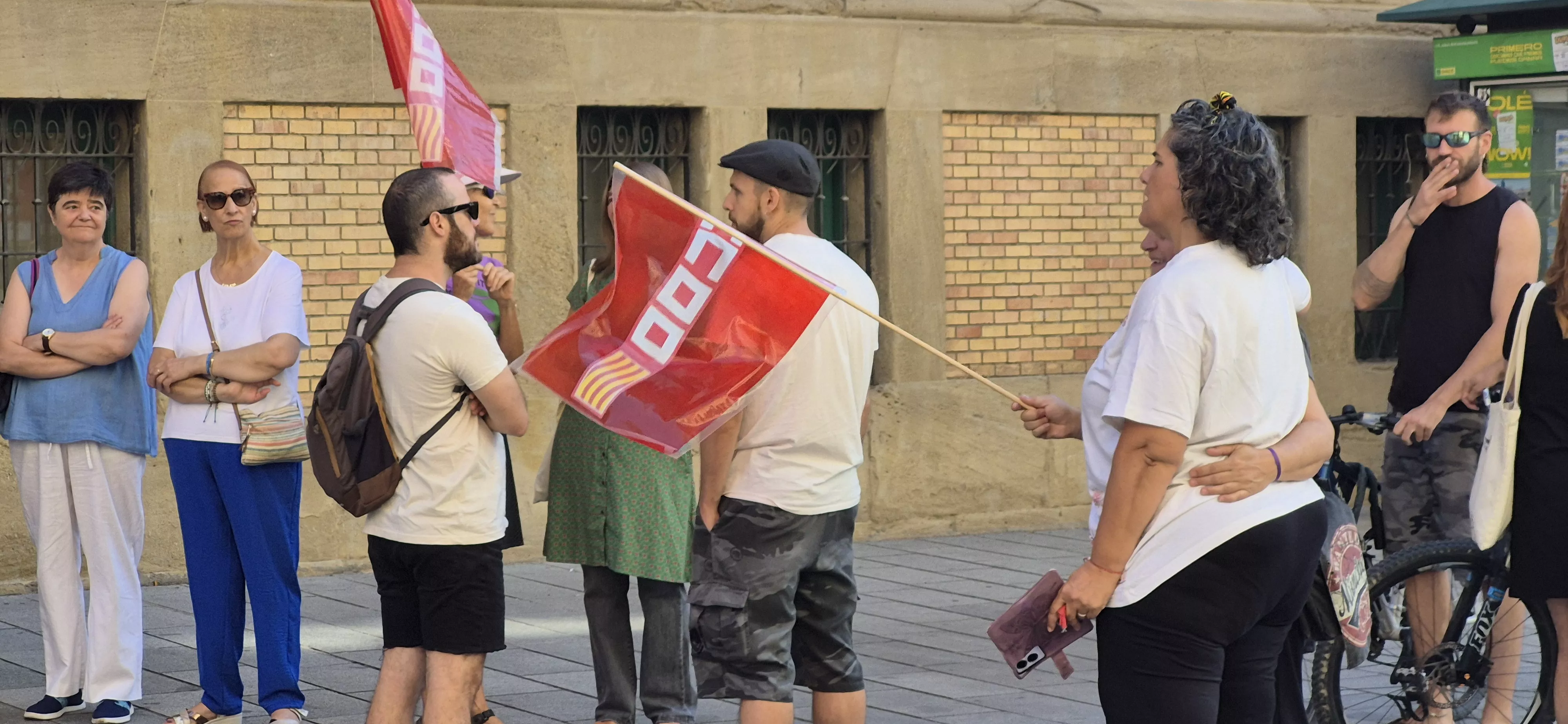 Concentración de apoyo a los bomberos forestales en Huesca. Foto Myriam Martínez