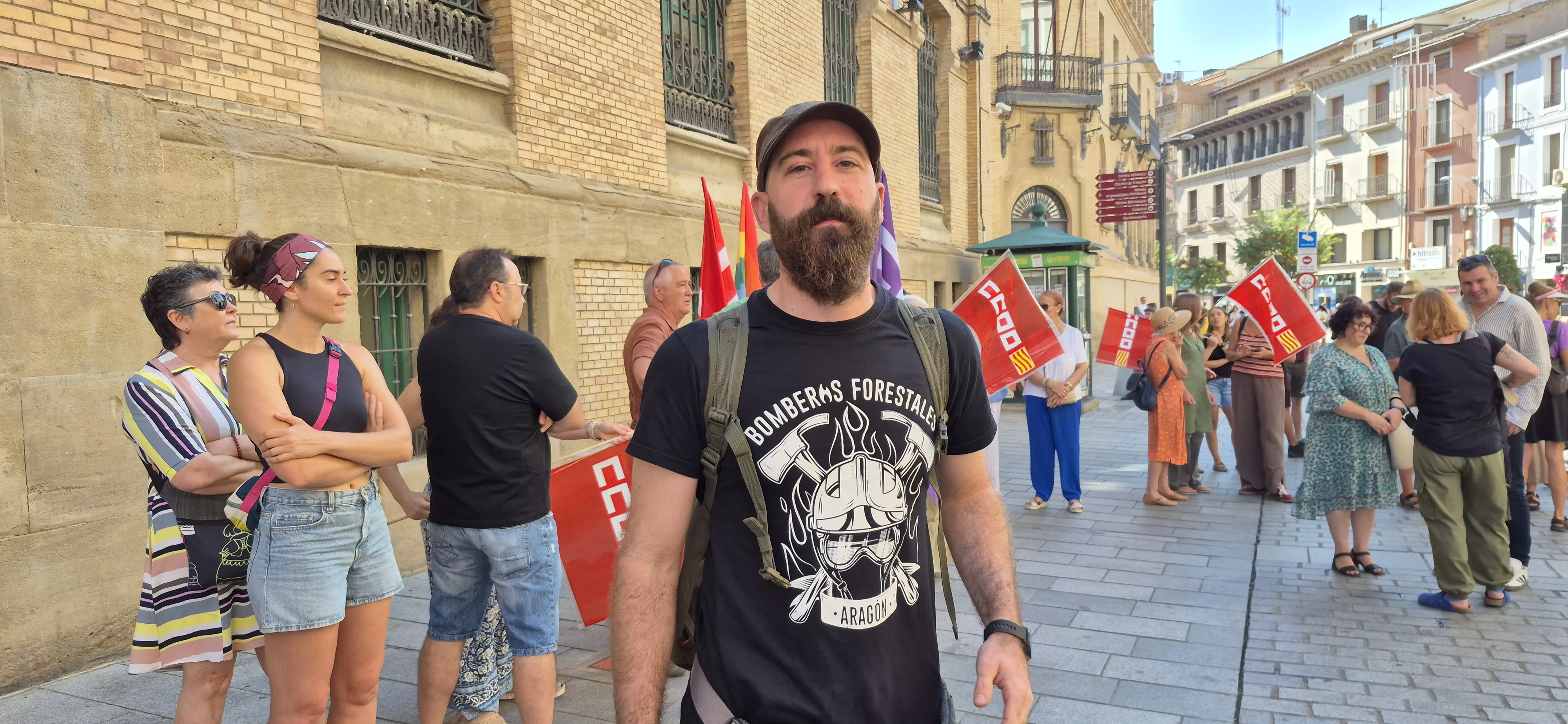 Javier Labarta. Concentración de apoyo en Huesca a los bomberos forestales. Foto Myriam Martínez