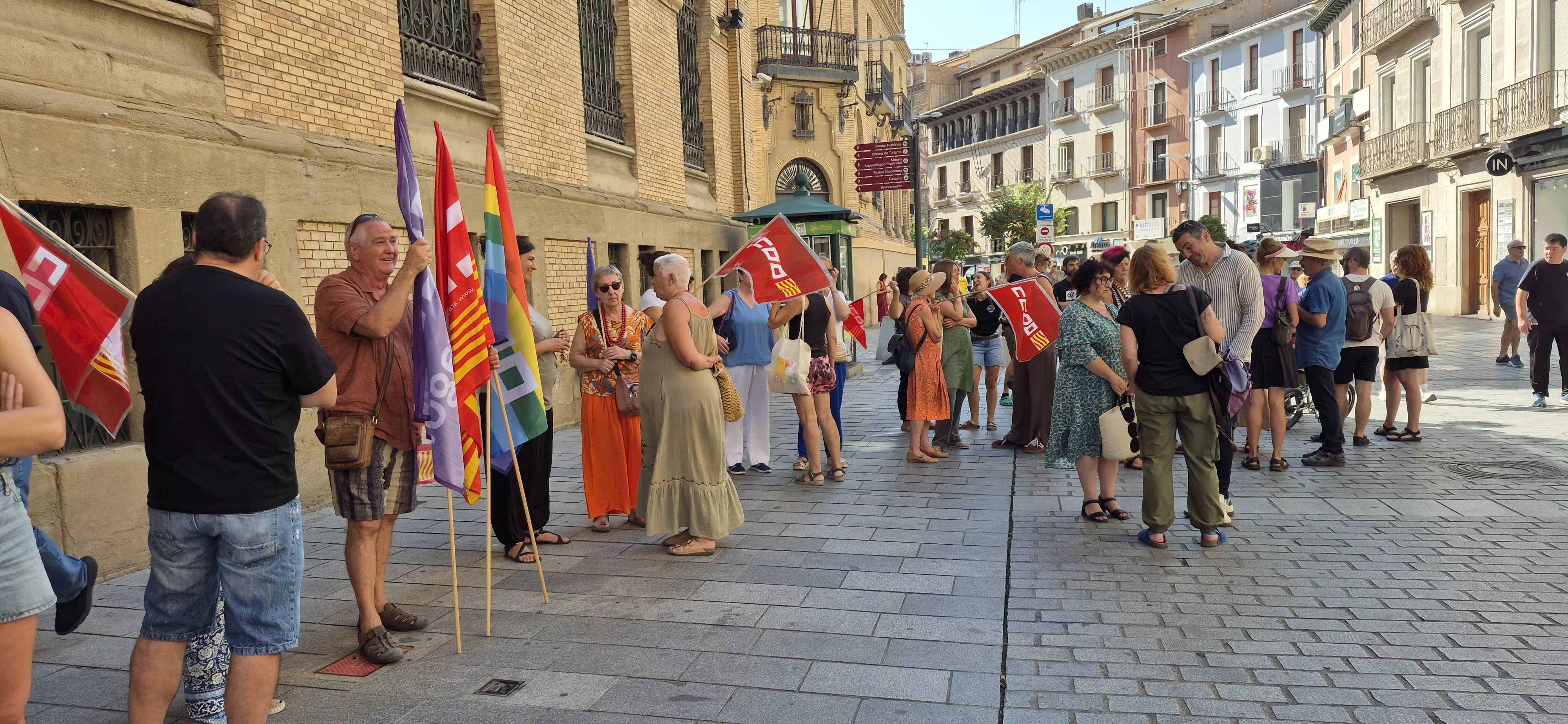 Concentración de apoyo a los bomberos forestales en Huesca. Foto Myriam Martínez