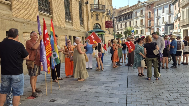 Concentración de apoyo a los bomberos forestales en Huesca. Foto Myriam Martínez