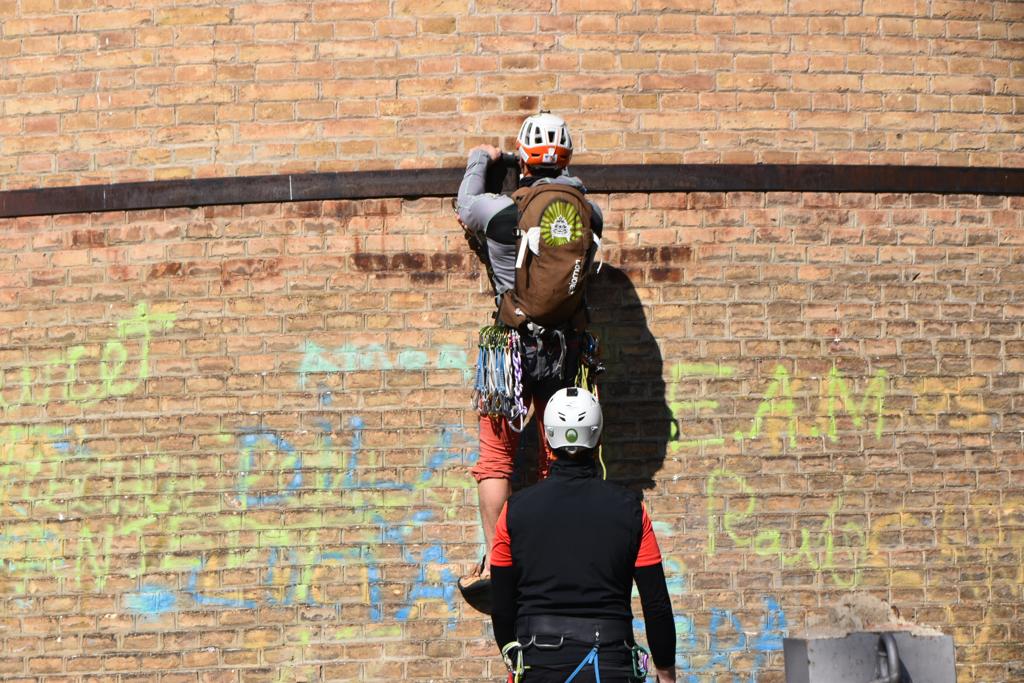 Jornada en Monzón para instalar una caja nido en la chimenea de la Azucarera