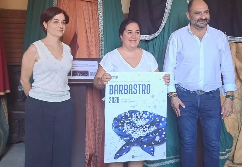 Fernando Torres y Elena Olivera con la autora del cartel de las fiestas de Barbastro