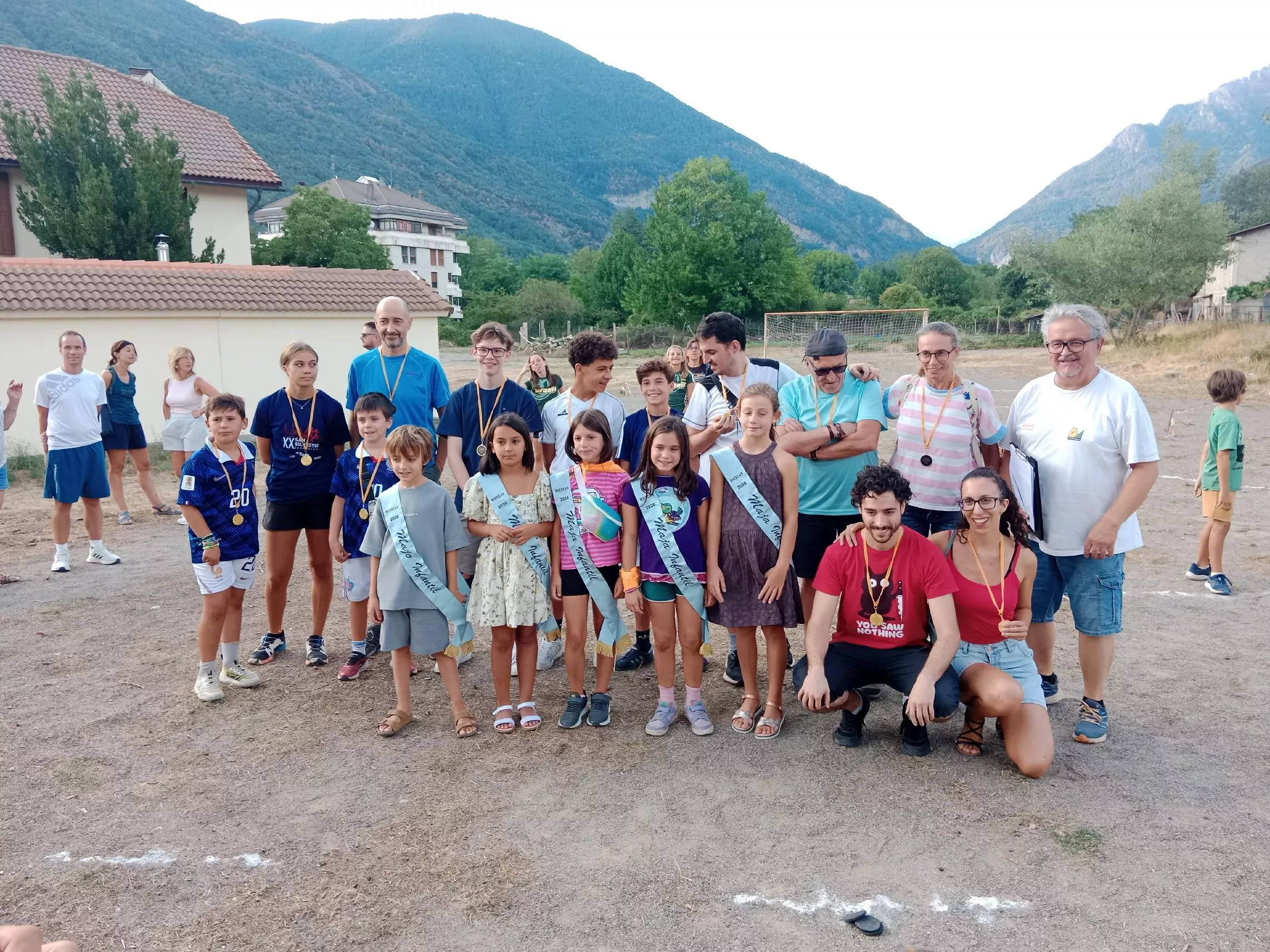 Juegos tradicionales en Biescas, ganadores de rana y hoyetes