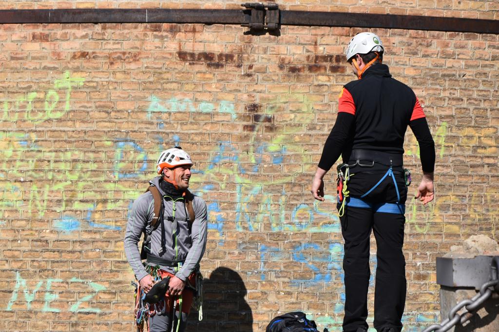 Jornada en Monzón para instalar una caja nido en la chimenea de la Azucarera