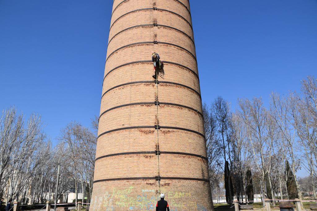 Jornada en Monzón para instalar una caja nido en la chimenea de la Azucarera