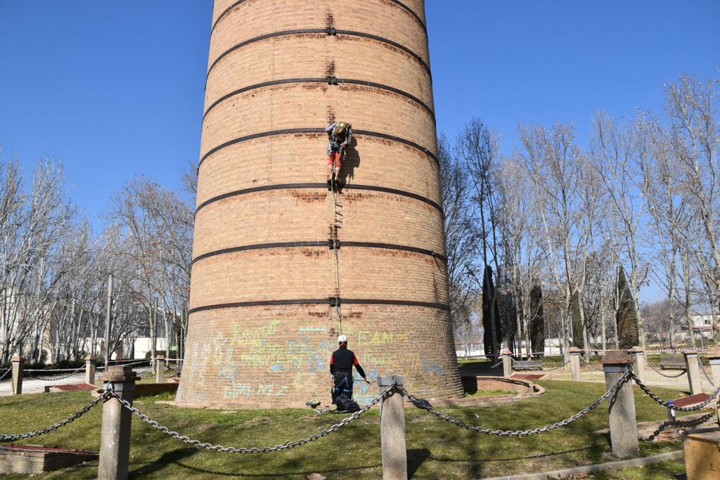 Jornada en Monzón para instalar una caja nido en la chimenea de la Azucarera