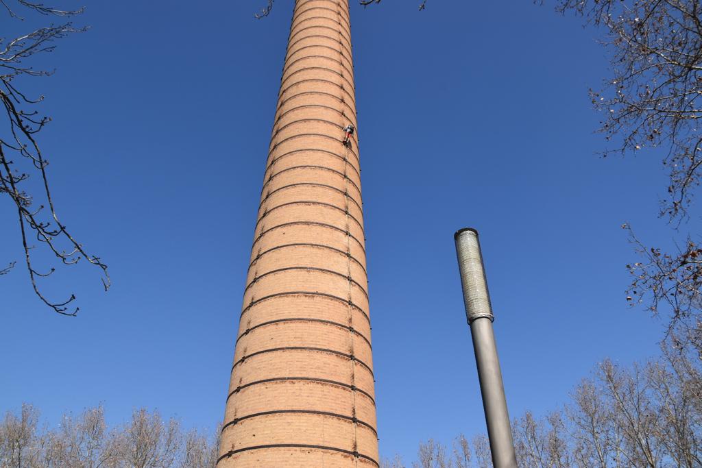 Jornada en Monzón para instalar una caja nido en la chimenea de la Azucarera