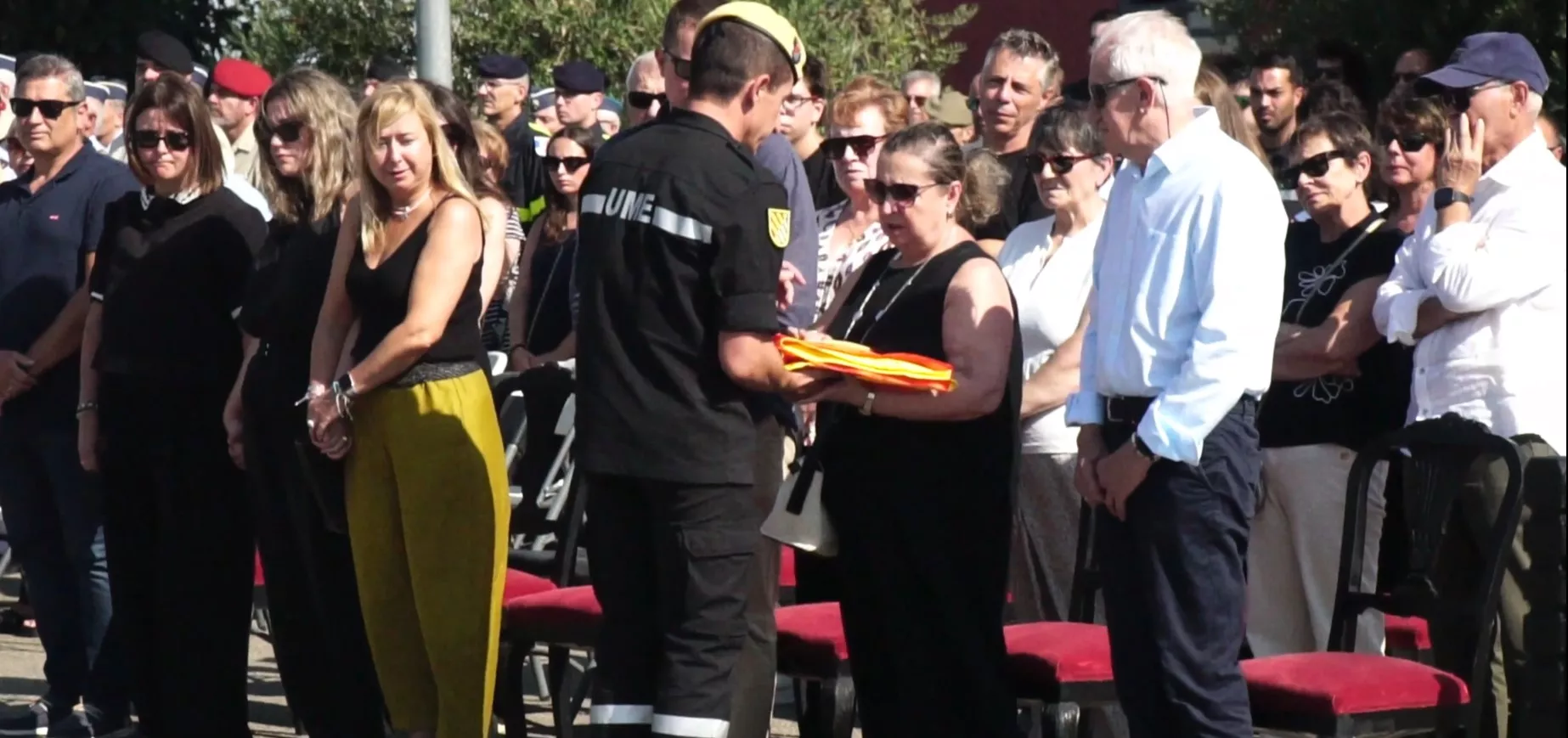 Un militar de la UME entrega la bandera a los padres del cabo Javier García Sancho