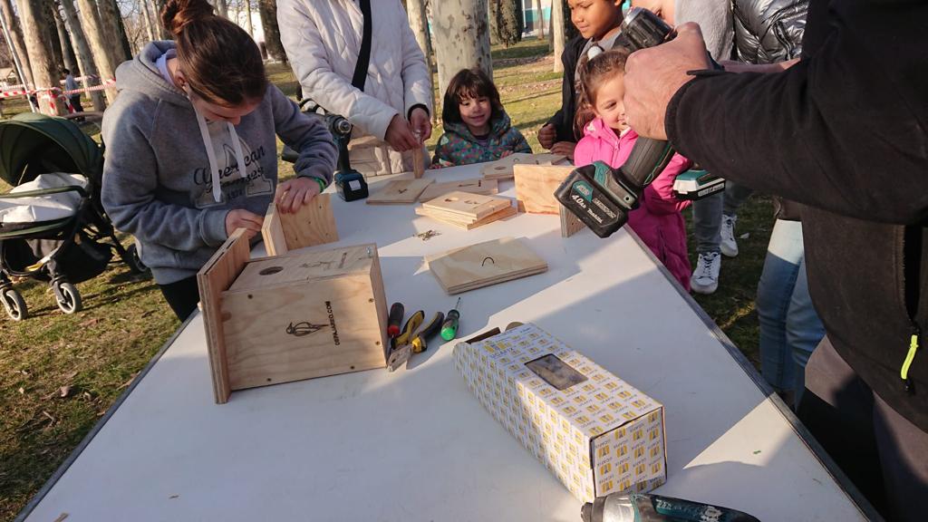Jornada en Monzón para instalar una caja nido en la chimenea de la Azucarera