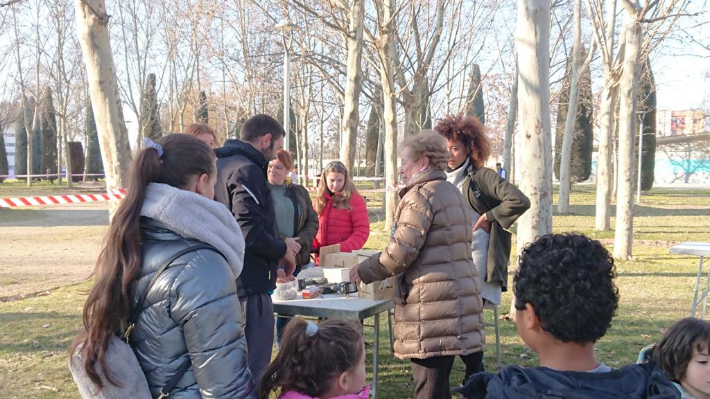 Jornada en Monzón para instalar una caja nido en la chimenea de la Azucarera