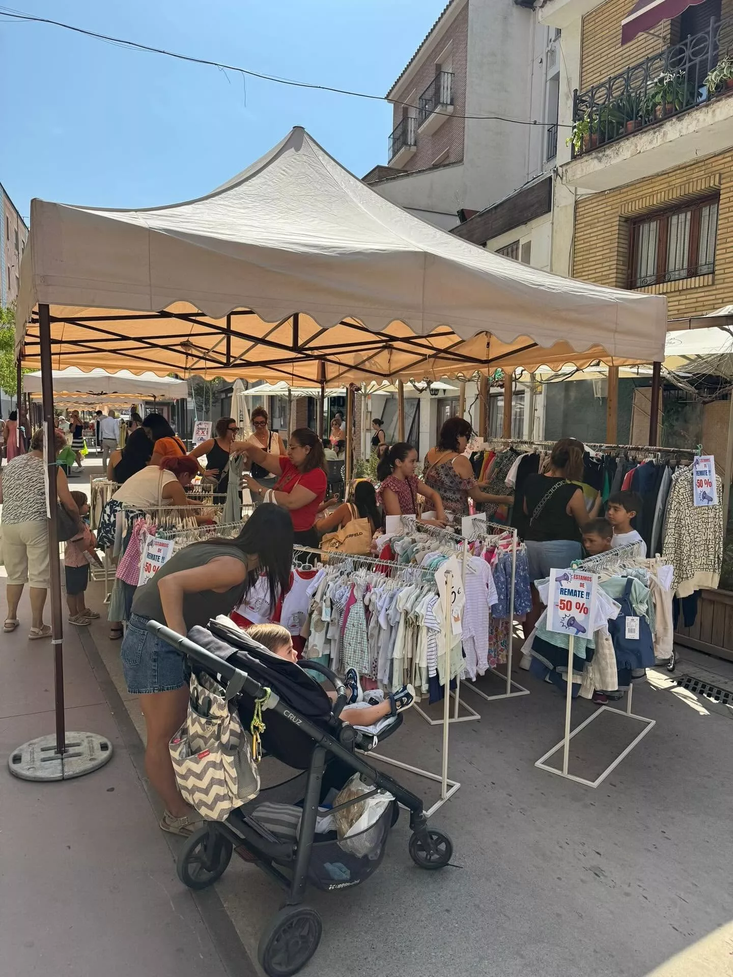 Monzón despide las rebajas de verano con 13 comercios y actividades en la calle Santa Bárbara.