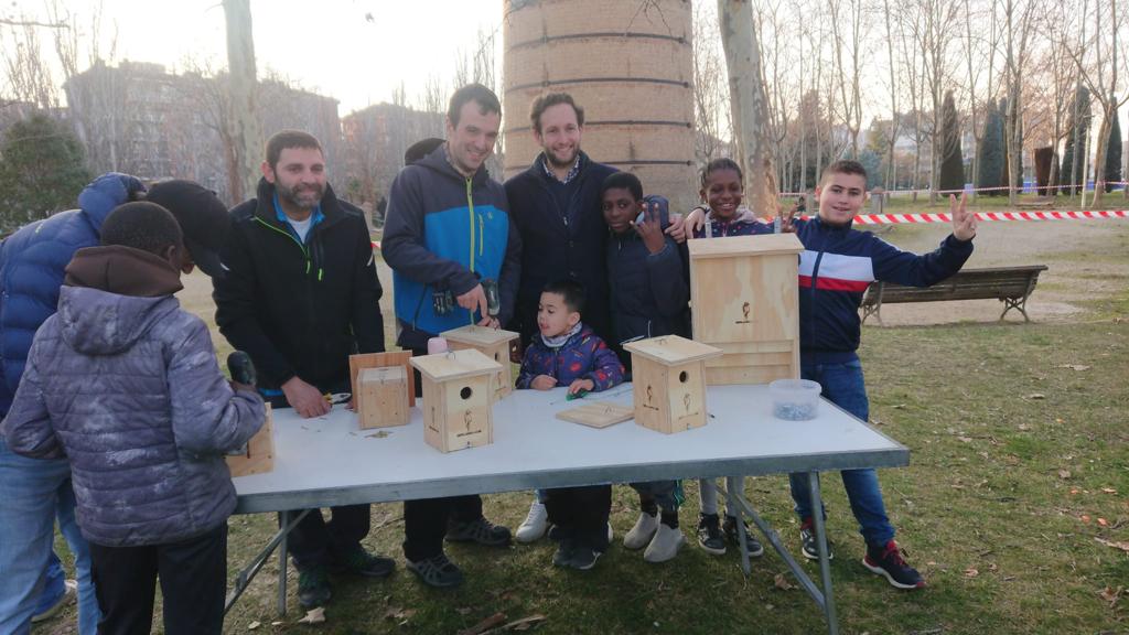 Jornada en Monzón para instalar una caja nido en la chimenea de la Azucarera