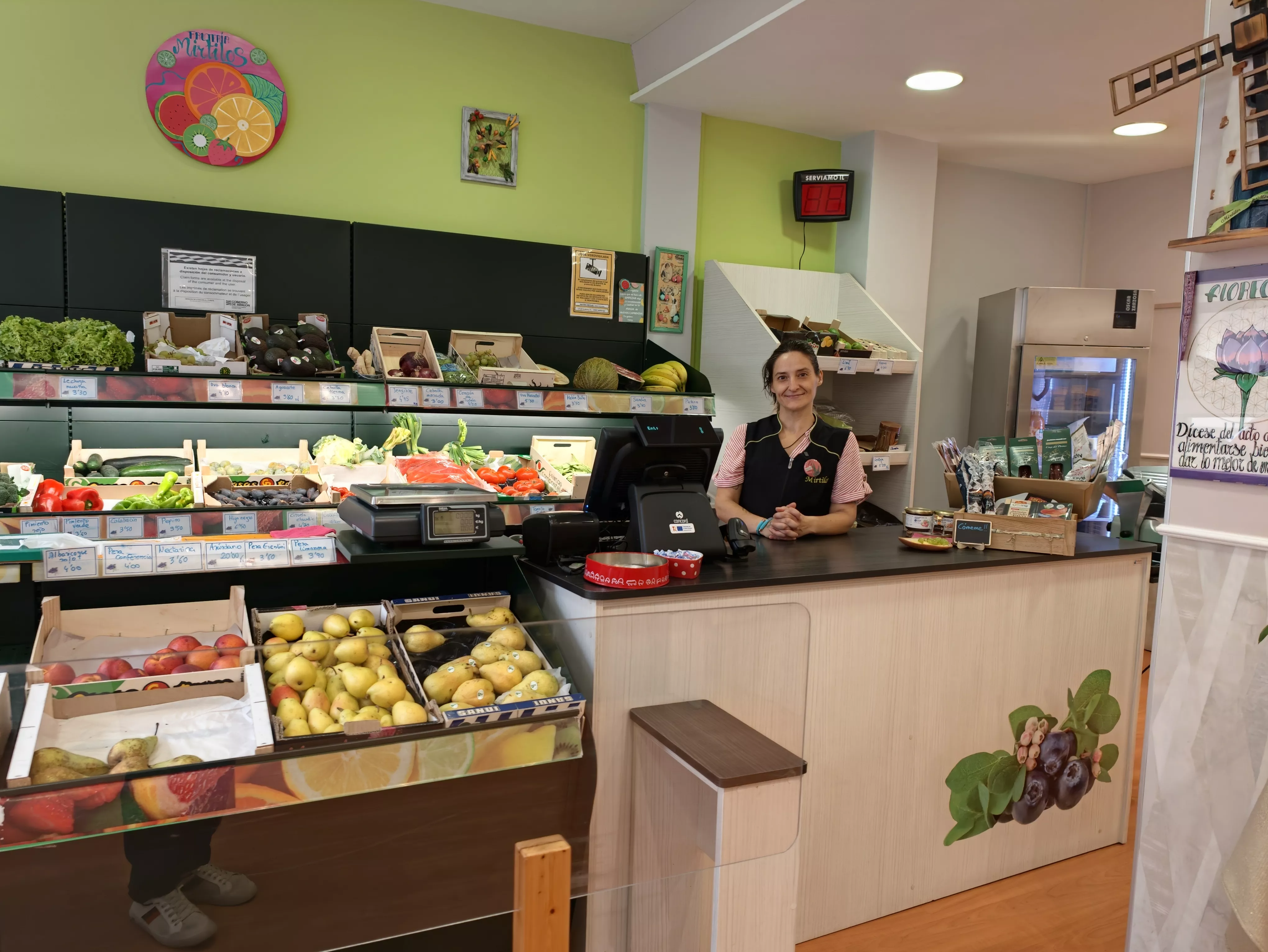 María Carramolinos en la frutería Mirtilos de Sabiñánigo. Cuatro negocios de Huesca encuentran relevo gracias al plan de la DPH