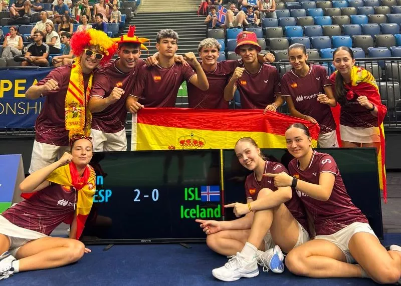El equipo español, tras su victoria ante Islandia. Foto: FESBA