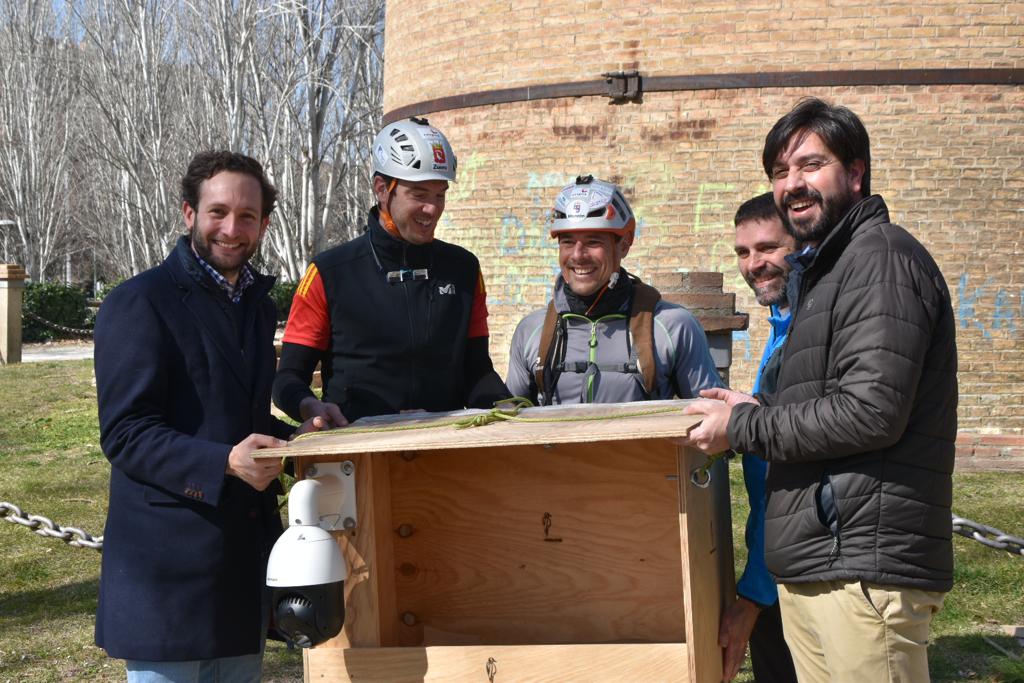 Jornada en Monzón para instalar una caja nido en la chimenea de la Azucarera
