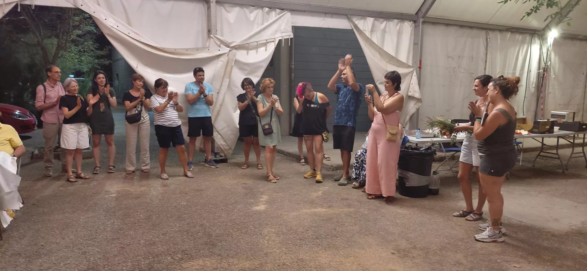 El emocionante adiós de las personas acogidas en Ayerbe: "Nunca olvidaremos vuestra solidaridad".