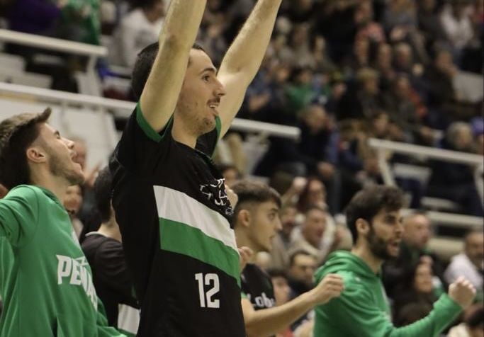 El banquillo de Lobe Huesca La Magia celebra una canasta local. Foto: David Martínez El banquillo de Lobe Huesca La Magia celebra una canasta local. Foto: David Martínez
