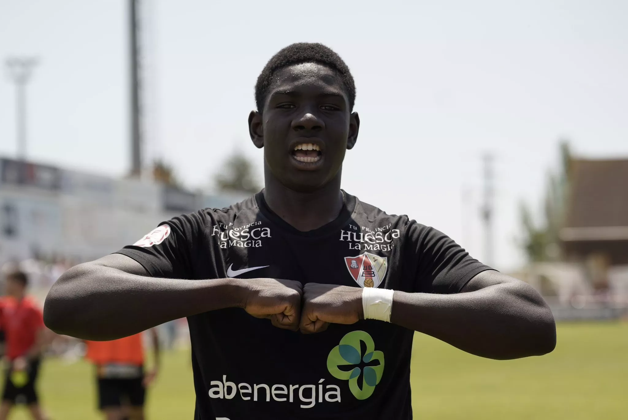 Umaru Konaré celebra el gol de la salvación con el Barbastro. Foto: UD Barbastro