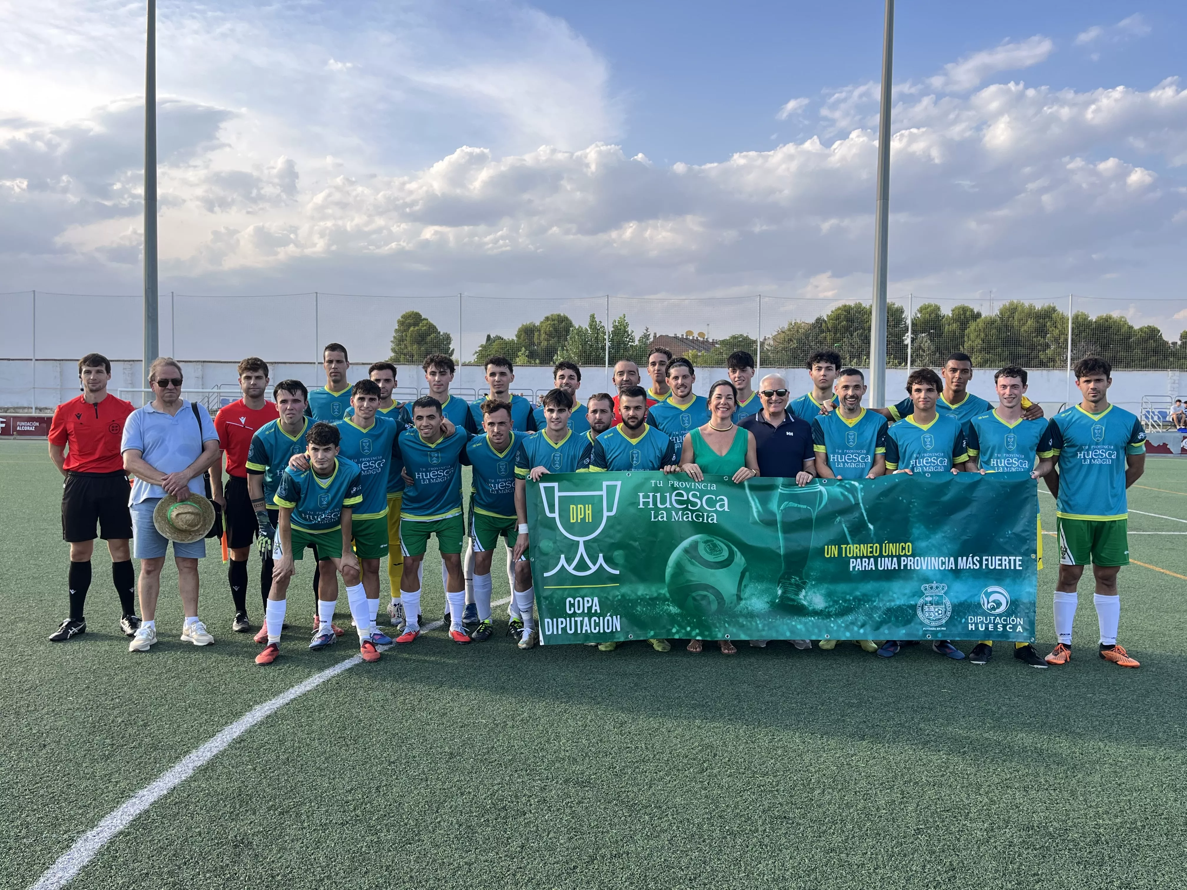 Jugadores del Peñas y Almudévar antes del partido. Foto: Adri Mora