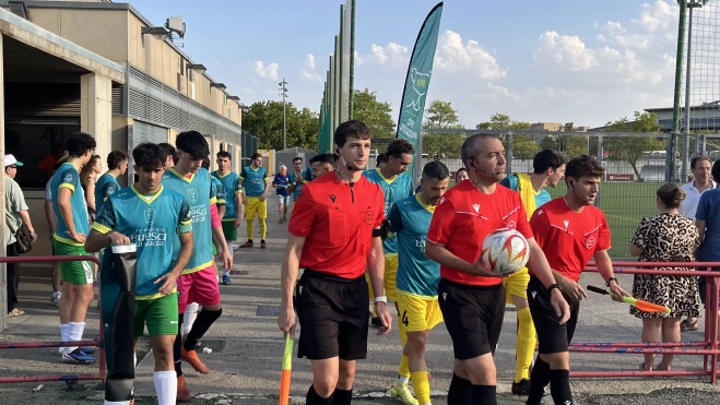 Salida al terreno de juego. Foto Adri Mora Salida al terreno de juego. Foto Adri Mora