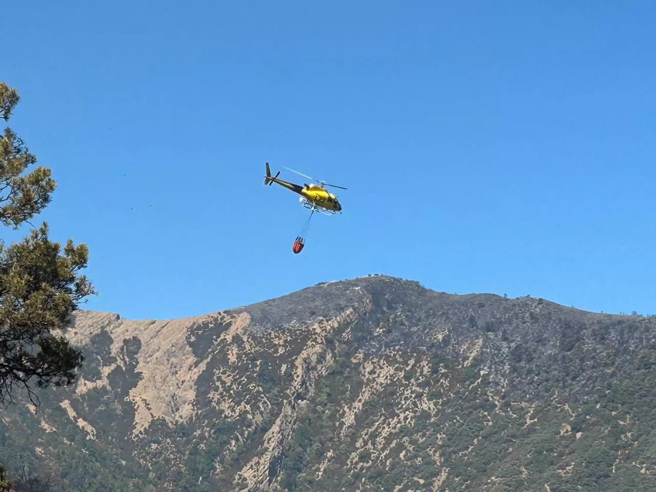 Los medios aéreos en Las Peñas de Riglos todavía trabajan pero cada vez son menos