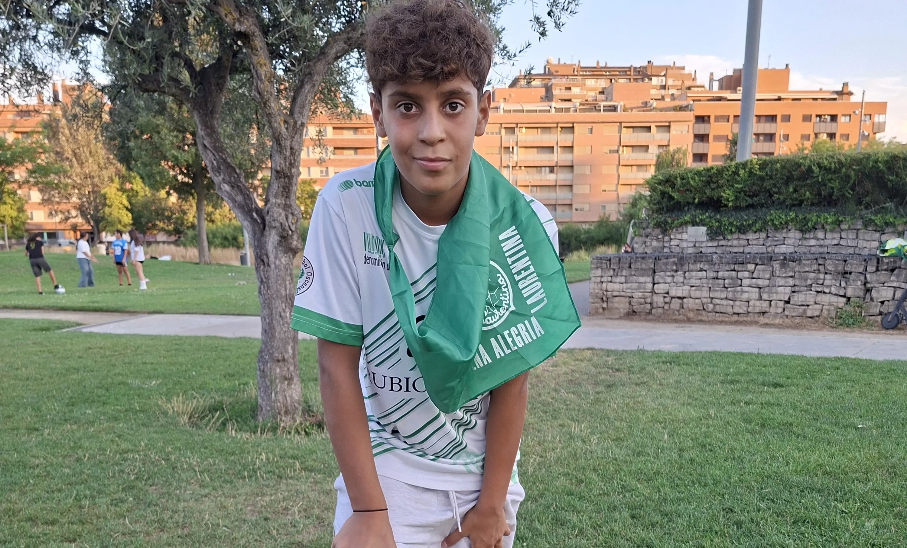 Karim, en el Parque del Isuela, vestido de San Lorenzo y con un balón