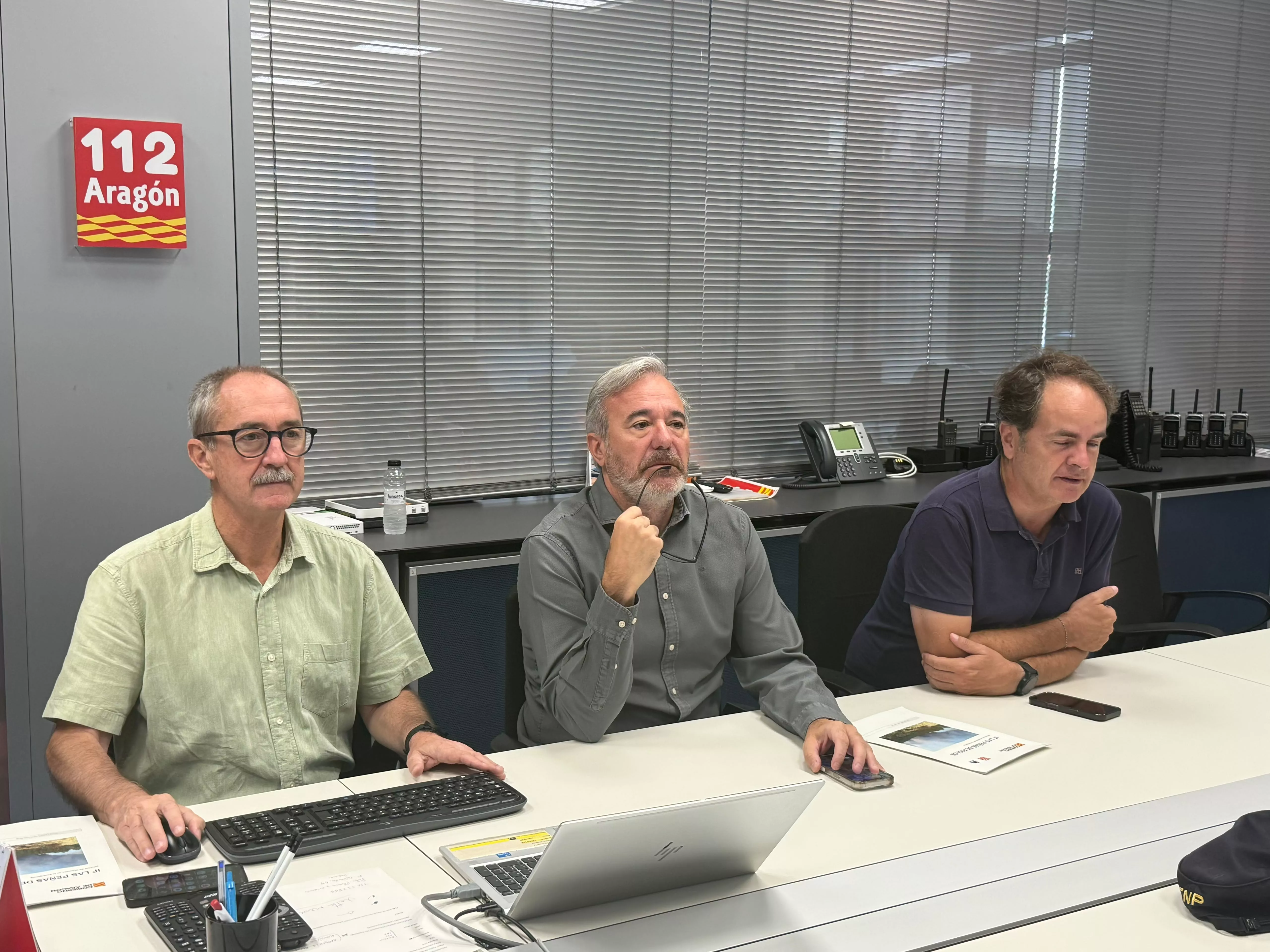 Clavero, Azcón y Bermúdez de Castro, durante el Cecopi para analizar la situación del incendio de Las Peñas de Riglos.