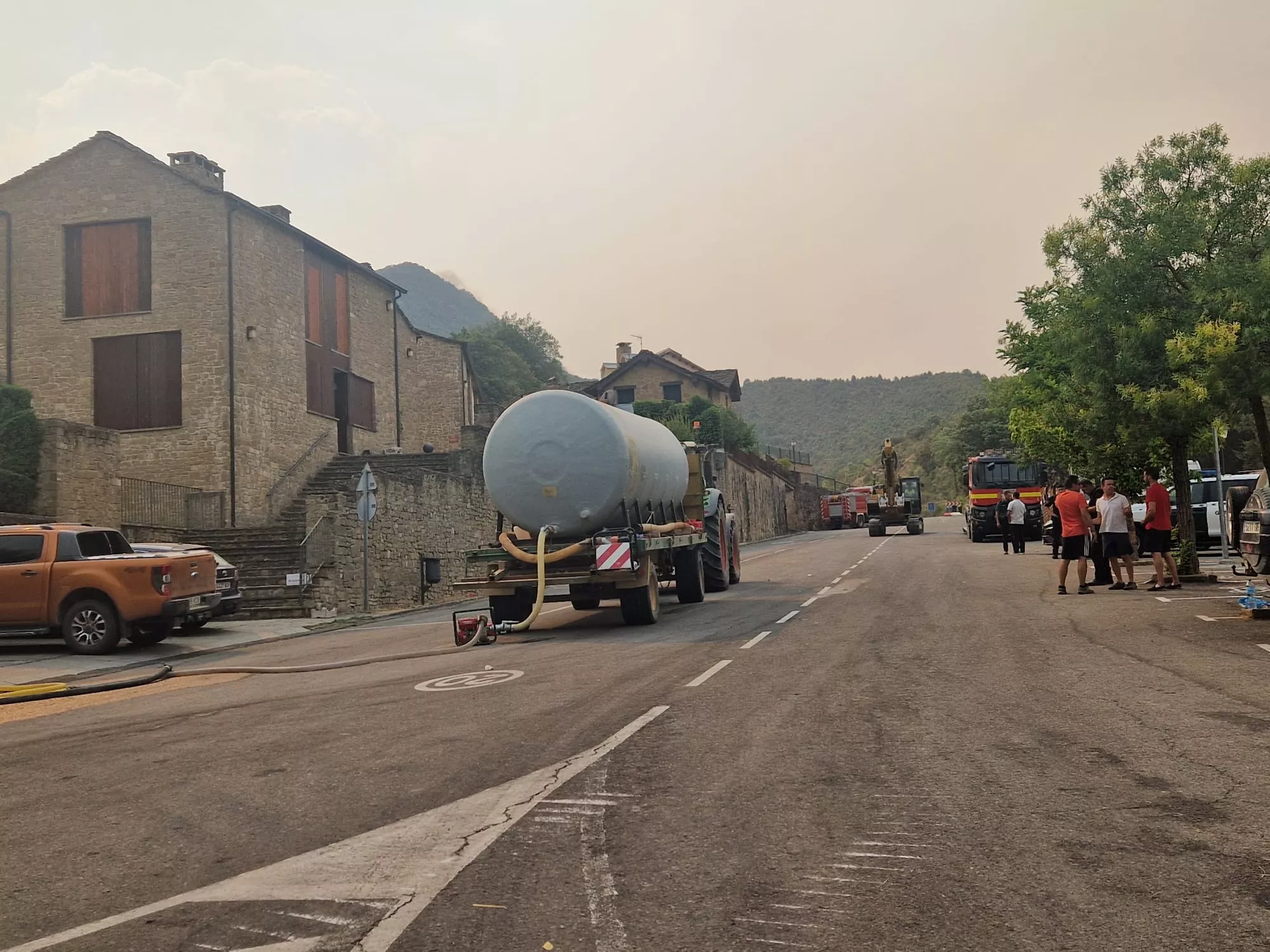 Las carreteras de la zona afectada por el incendio de Riglos quedarán exclusivamente para uso de los medios que trabajan en la extinción.