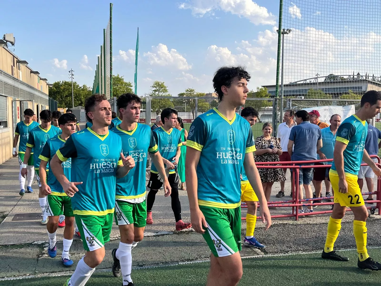Salida de los jugadores del Peñas Oscenses y Almudévar en la Copa Diputación. Foto: Adri Mora