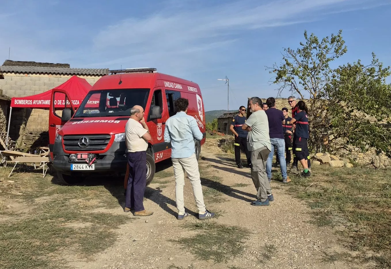 El presidente de la Diputación Provincial de Huesca, Isaac Claver, conversa esta semana con vecinos de Centenero.