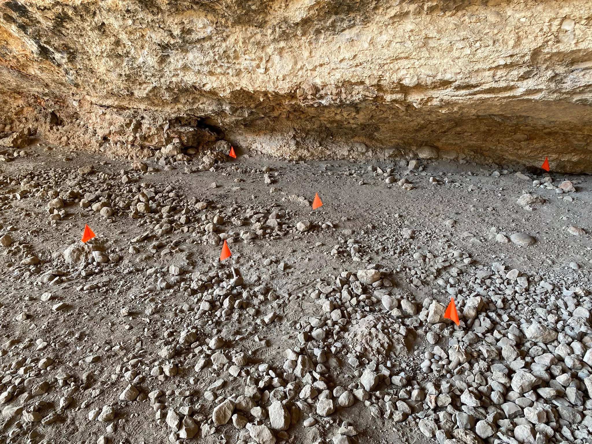 Jornada en la Cueva de Chaves para recoger los últimos restos encontrados este verano.