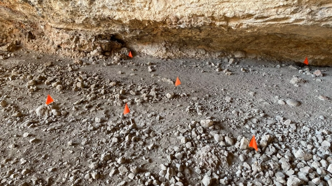Jornada en la Cueva de Chaves para recoger los últimos restos encontrados este verano. Jornada en la Cueva de Chaves para recoger los últimos restos encontrados este verano.
