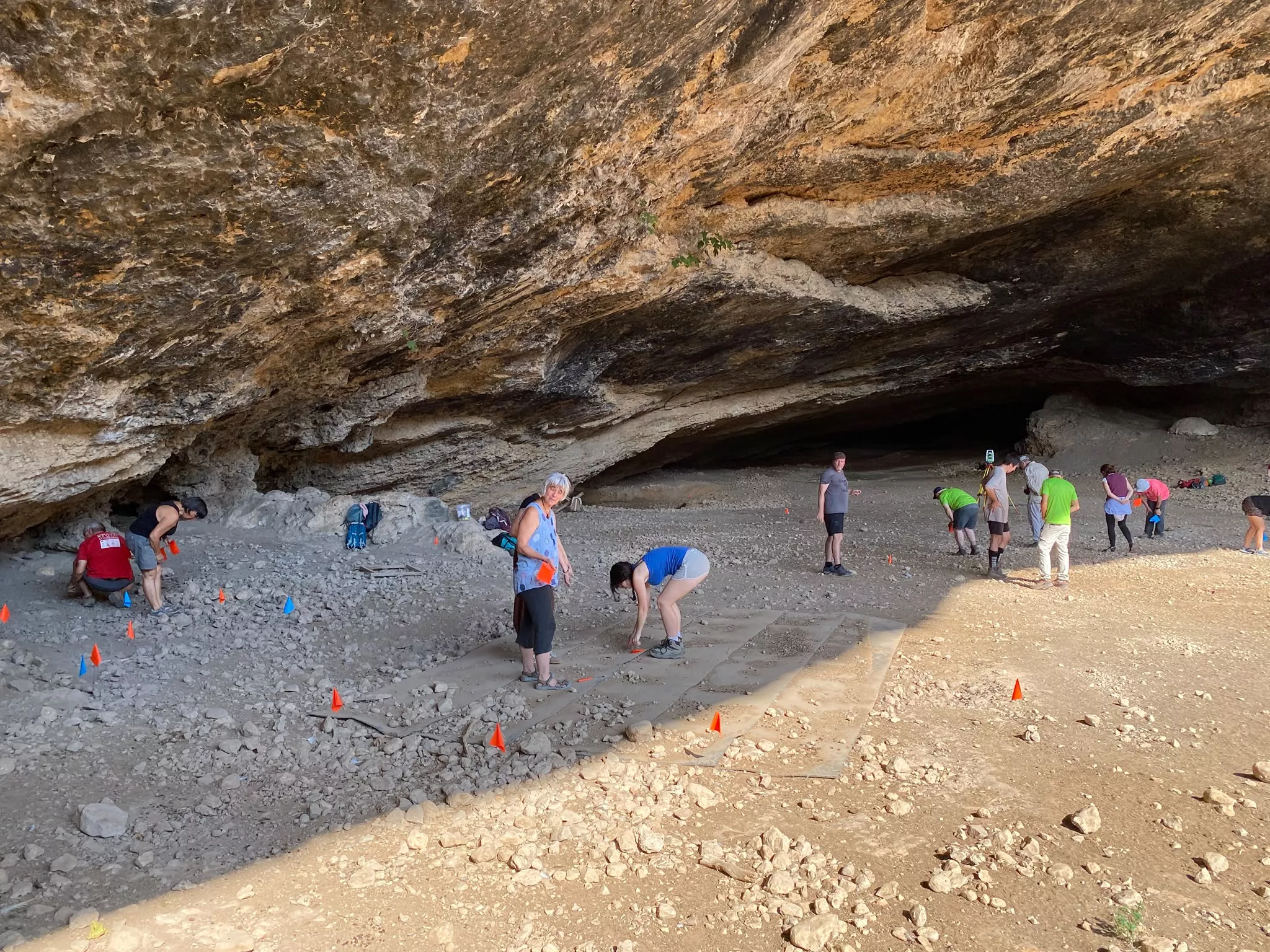 Jornada en la Cueva de Chaves para recoger los últimos restos encontrados este verano.