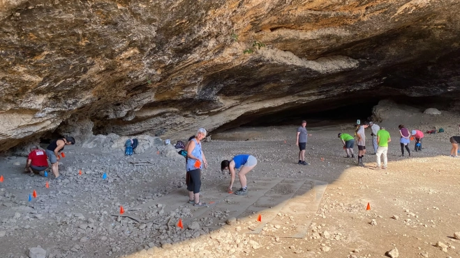 Jornada en la Cueva de Chaves para recoger los últimos restos encontrados este verano. Jornada en la Cueva de Chaves para recoger los últimos restos encontrados este verano.
